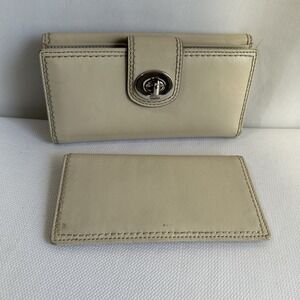 Coach Wallet BiFold And Checkbook Leather Flap Cover Twist Lock Closure Tan